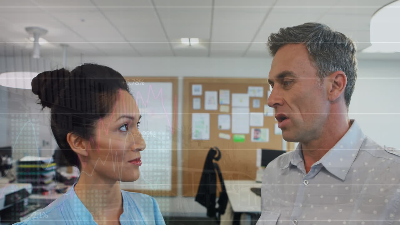 los colegas discuten negocios globales y datos sobre visuales de construcción.