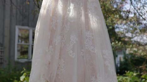 Vestido-De-Novia-Colgado-En-El-árbol-Antes-De-La-Boda