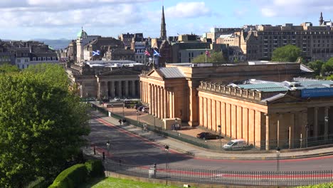 Una-Toma-De-Establecimiento-De-Las-Pintorescas-Calles-De-Edimburgo,-Escocia,-Horizonte-1