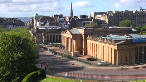 una toma de establecimiento de las pintorescas calles del horizonte de edimburgo escocia 1