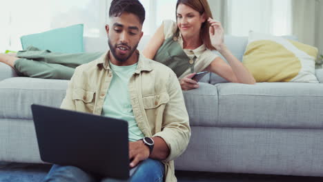 Teléfono,-Computadora-Portátil-Y-Pareja-Se-Relajan-En-Una-Sala-De-Estar