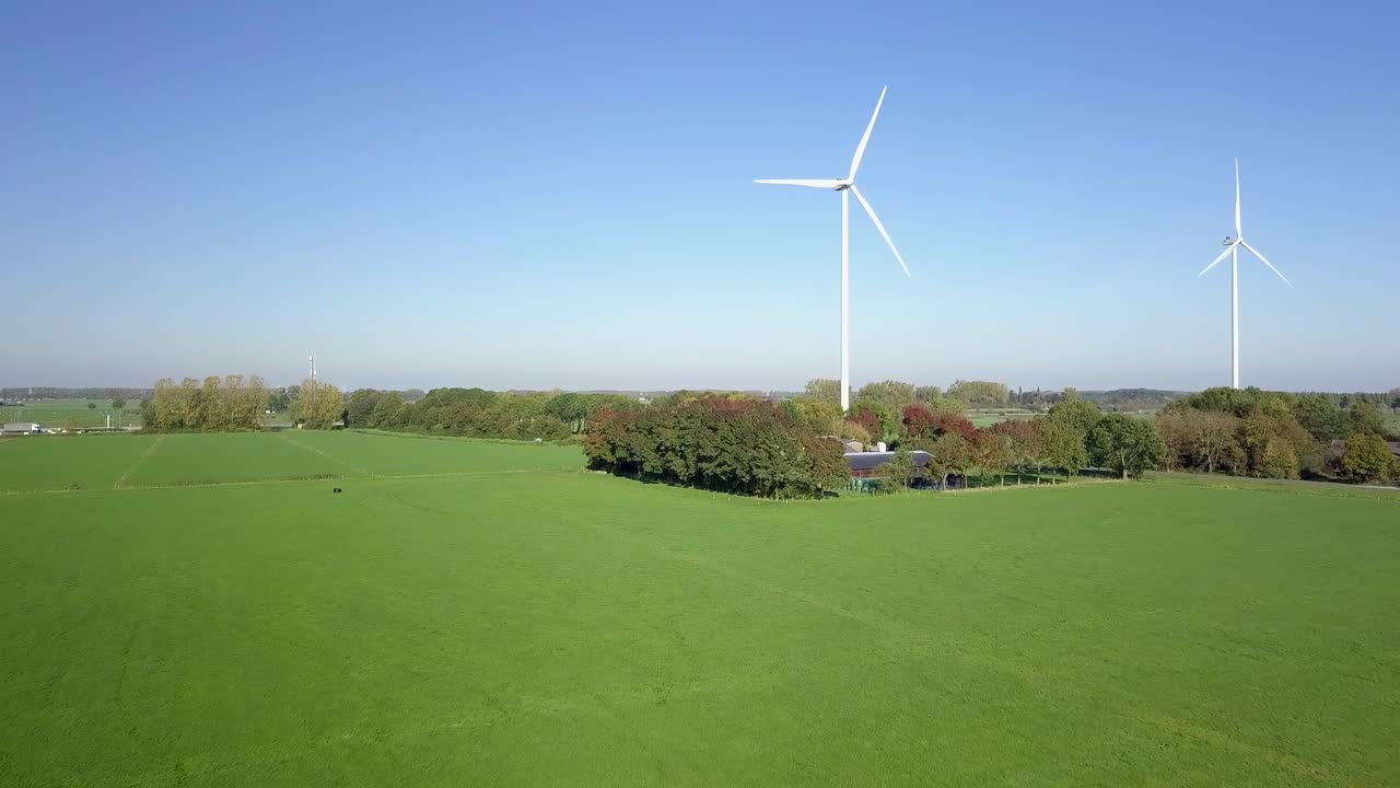 네덜란드, 유럽의 풍력 터빈 농장 근처에서 똑바로 위로 기울어지는 공중 무인 항공기 보기