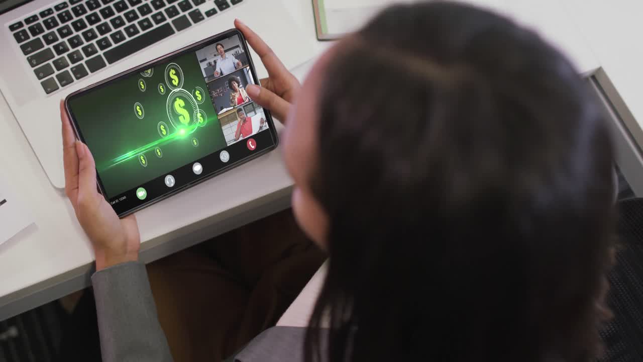 mujer de negocios biracial que usa una tableta para videollamadas con diversos colegas de negocios