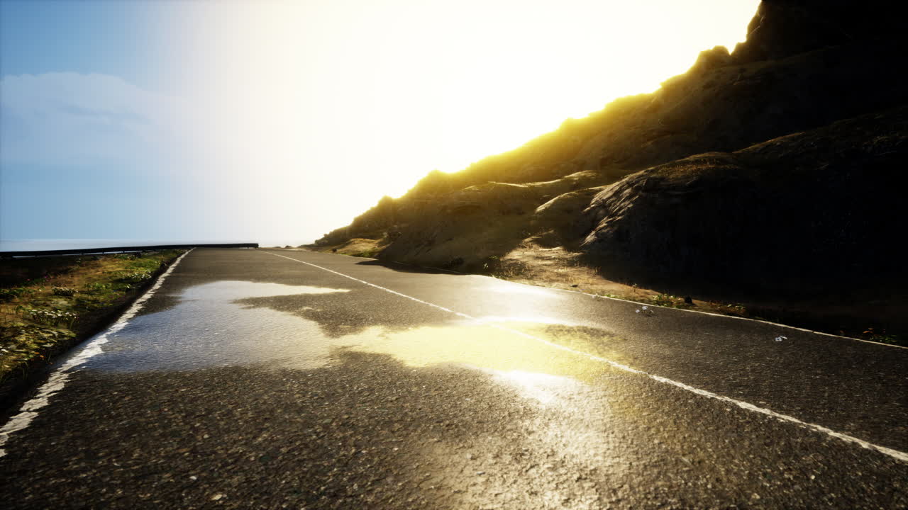 산을 가로질러 해가 뜨고 해가 지는 도로 여행