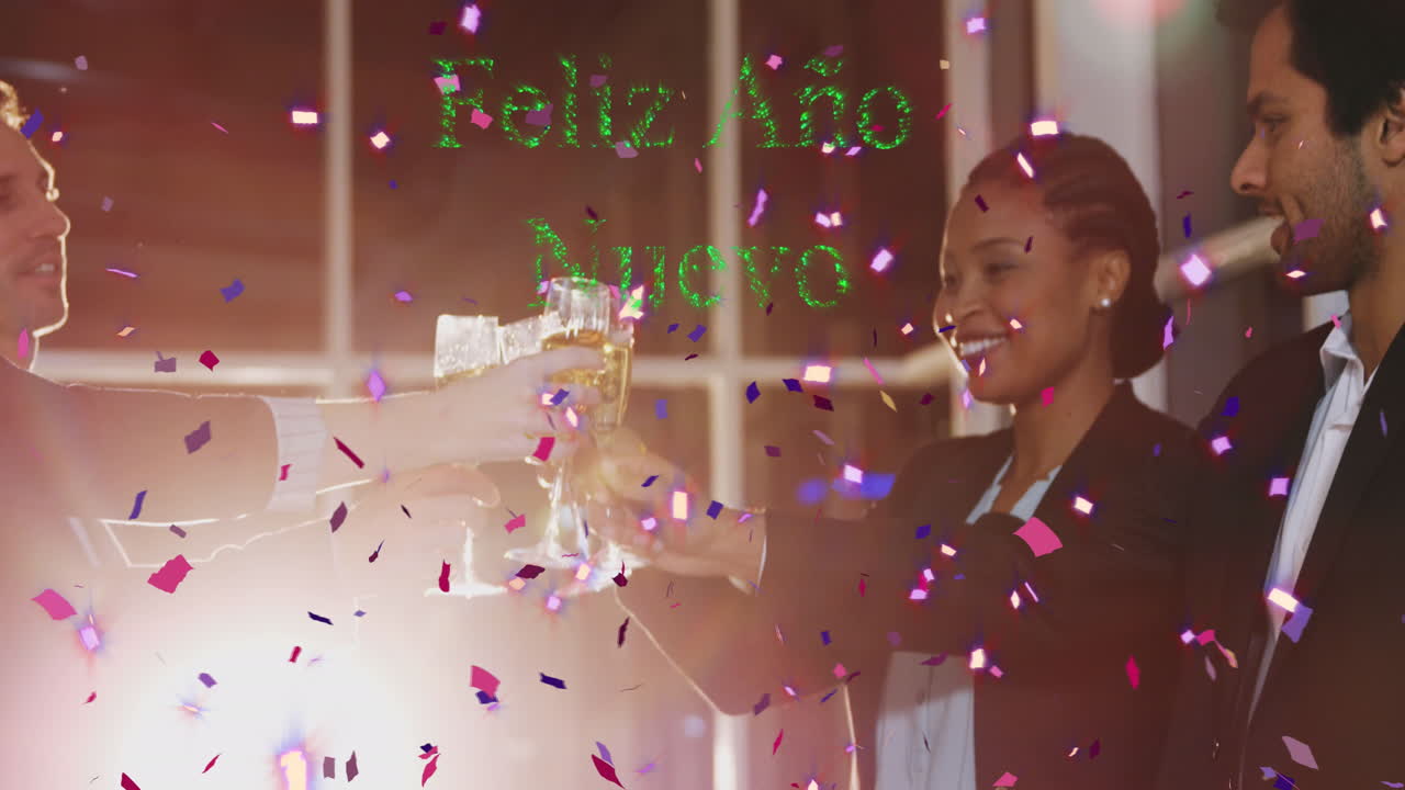 animación felicitaciones de año nuevo sobre diversos amigos haciendo un brindis con champán