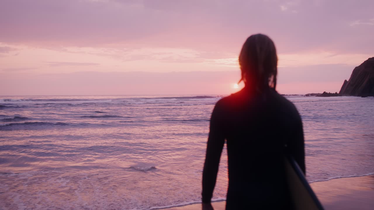 surfista al atardecer en la playa