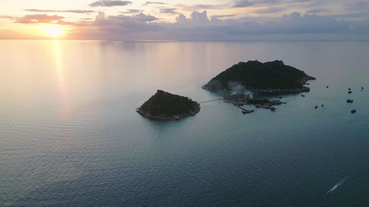 코 타오 의 해안선, 푸른 물, 모래 해변, 울창 한 열대 풍경 을 보여 주는 공중 사진