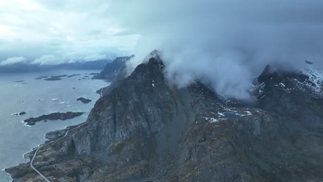 Flug-über-Extrem-Neblige-Reine-Berggipfel-Mit-Blick-Auf-Das-Malerische-Winterliche-Blaue-Meer