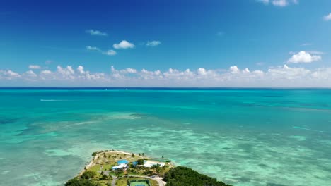 Paisaje-Marino-Turquesa-Con-Llave-De-La-Isla-Caribeña-De-La-Mesa-De-Té-En-Islamorada,-Florida