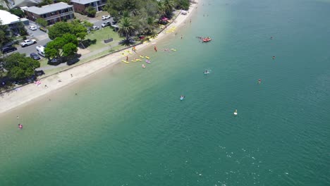 Stand-Up-Paddleboarding-Auf-Den-Ruhigen-Gewässern-Des-Tallebudgera-Creek-In-Queensland,-Australien