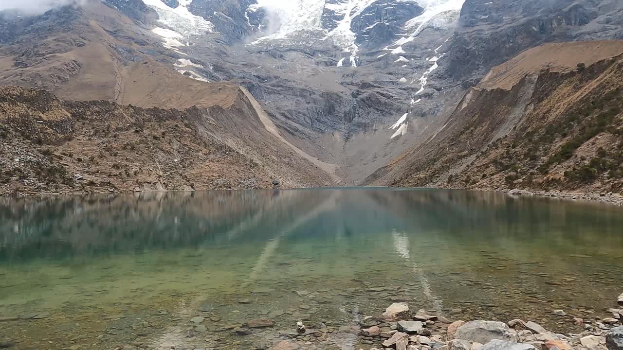 Lago Humantay con paesaggi montani mozzafiato in Perù