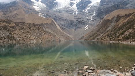 lago humantay con impresionantes paisajes montañosos en perú