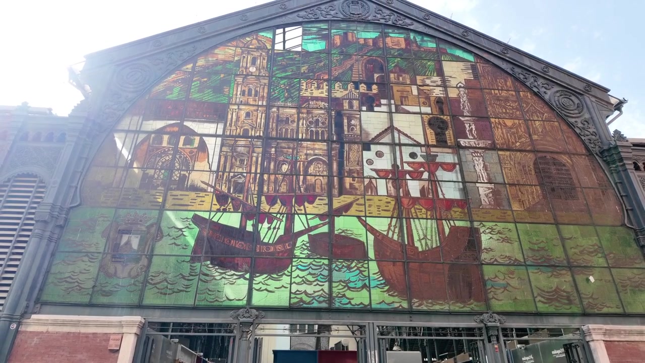 Facciata in vetro colorato del Mercado de Atarazanas a Malaga