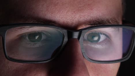 Nahaufnahme-Der-Augen-Eines-Mannes,-Die-Durch-Eine-Brille-Vom-Computerbildschirm-Ablesen