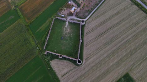 Eine-Unglaubliche-Drohnenansicht-Von-Oben-Auf-Die-Festung-Von-Bashtove,-Albanien