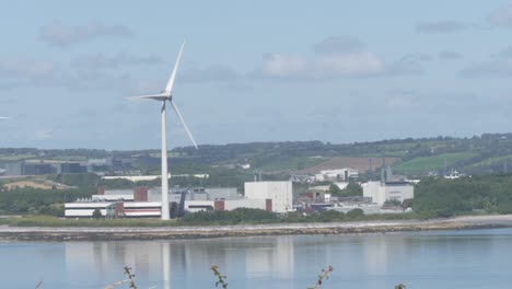 Molino-De-Viento-De-Producción-De-Energía-De-Turbinas-Eólicas-En-Una-Costa