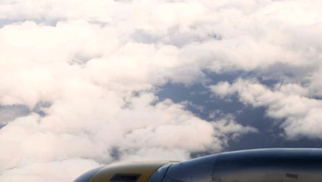 vista aérea del cielo sobre nubes blancas y esponjosas desde el vuelo de altura del avión