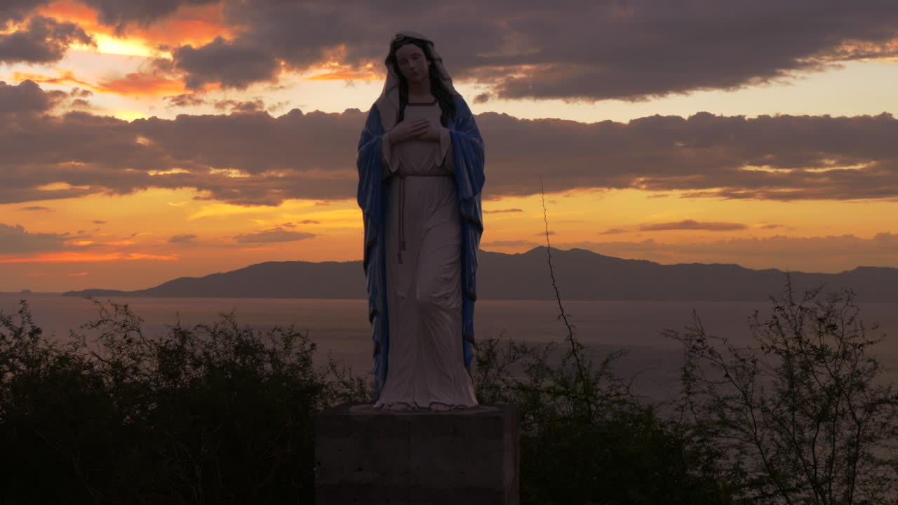 Estatua de la Virgen María al atardecer en Filipinas