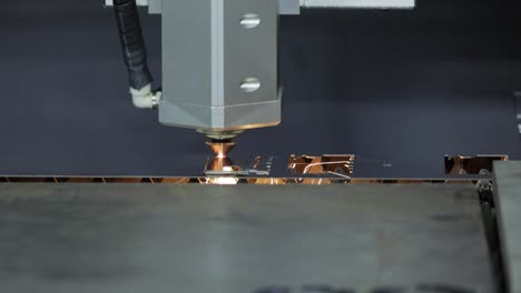 corte láser cnc de metal, tecnología industrial moderna.