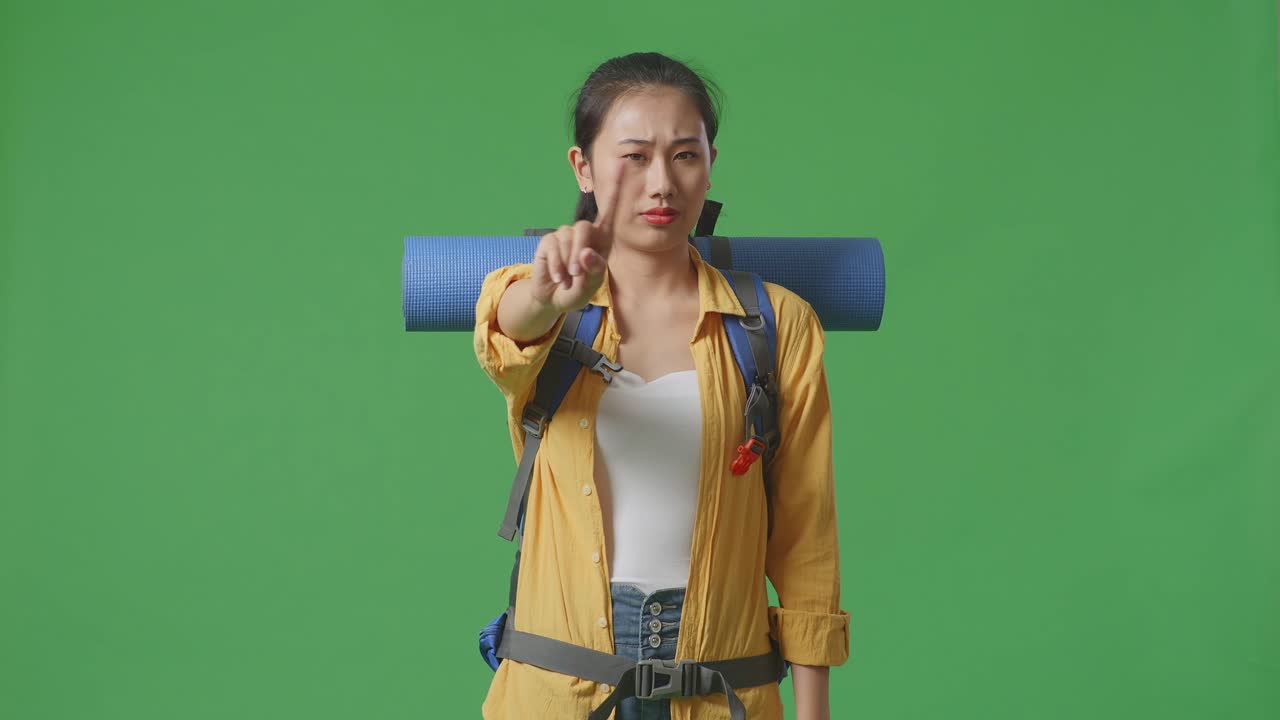 배을 가리키는 여자