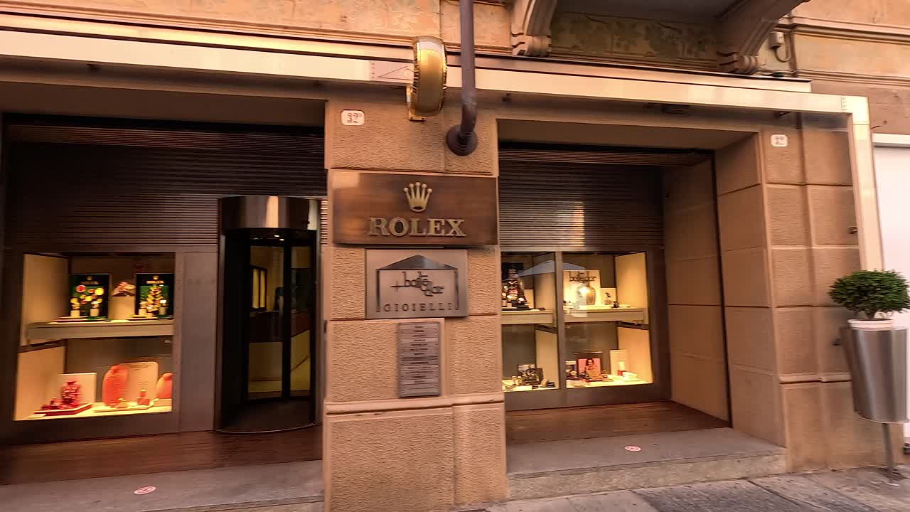 알바 의 롤렉스 가게 를 지나가는 사람 들