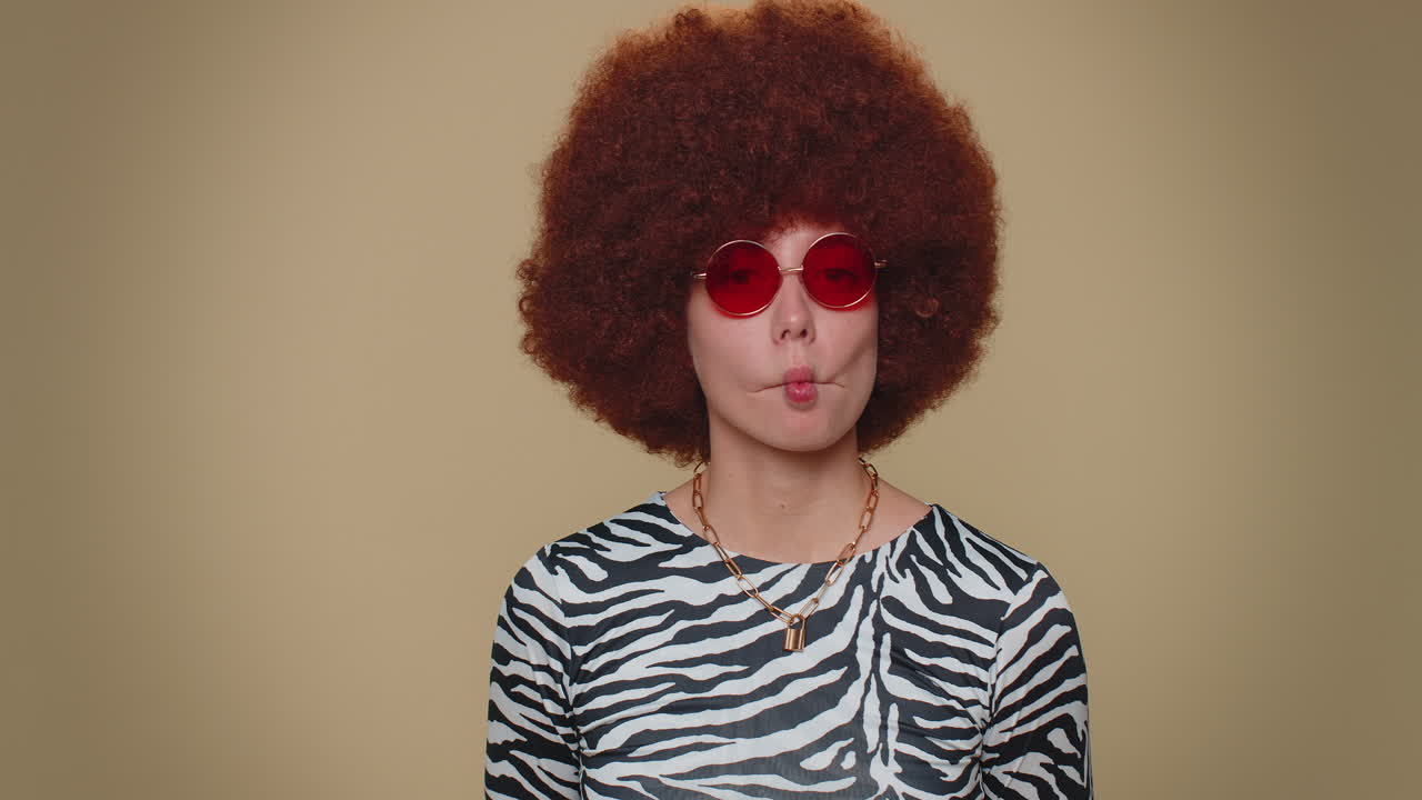 코한 장난스러운 여성은 물고기를 만들고 미소 짓고 입술을 고, 키우고, 질식하고, 오리 얼굴을 하고, 속인다.