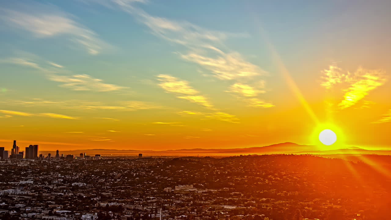 타임 스: 로스앤젤레스 (캘리포니아 주) 에서 해가 지고, 구름과 태양빛이 지평선에