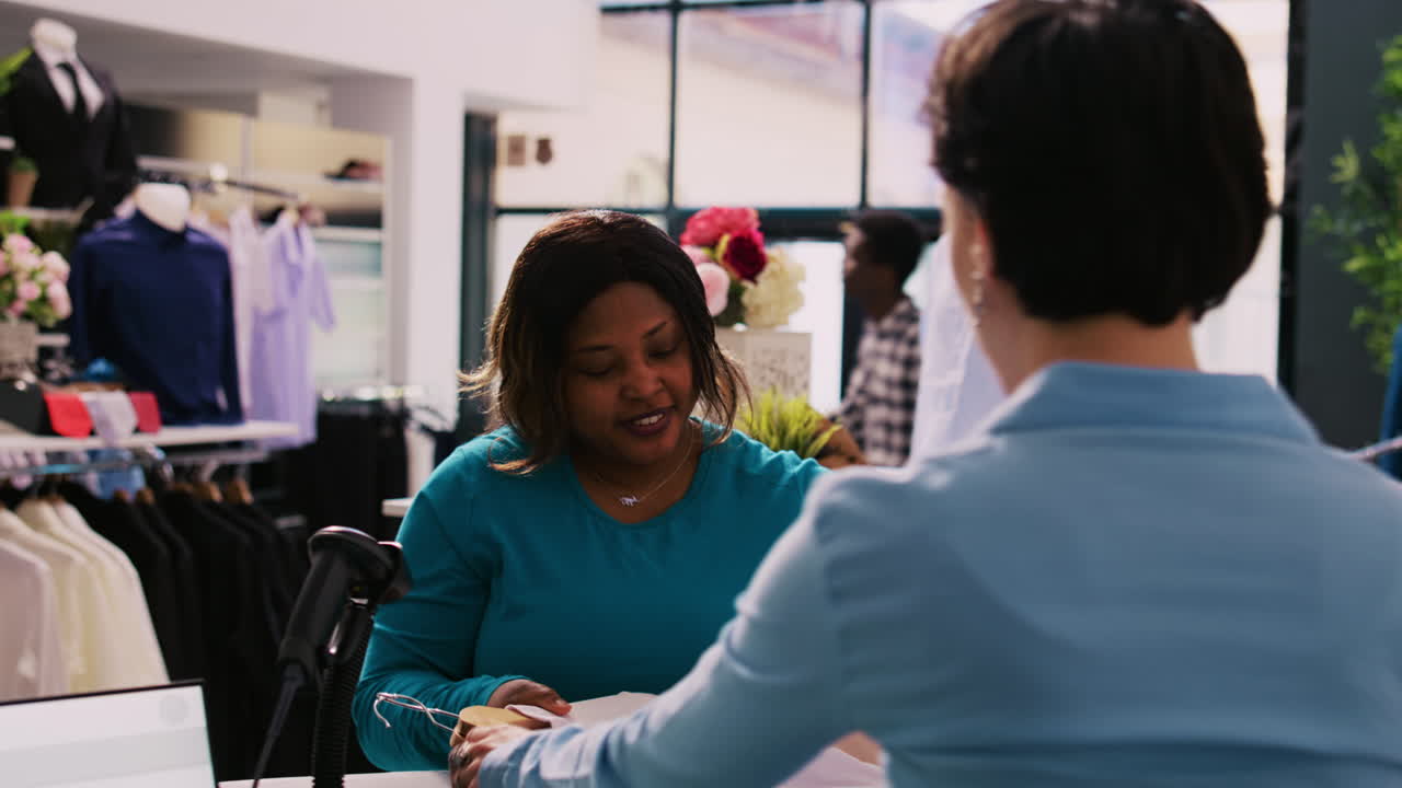 trabajador escaneando los artículos del cliente