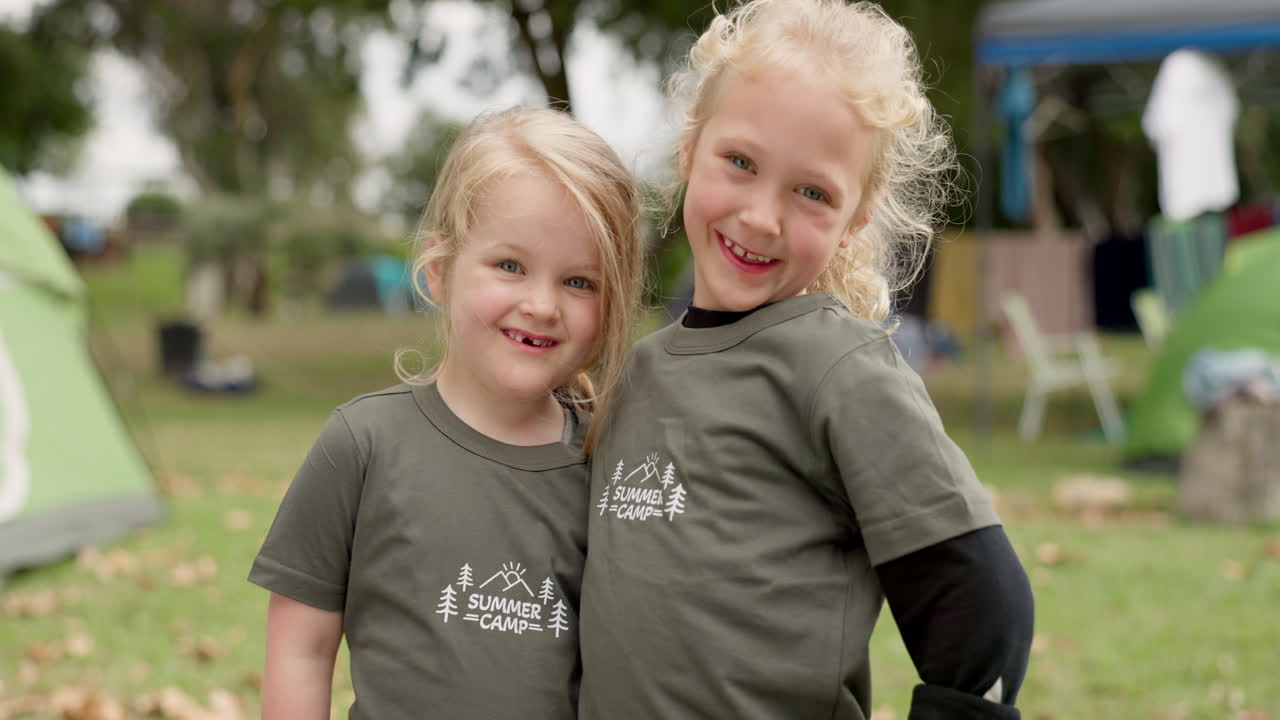 семья, дети и лицо девочек в парке