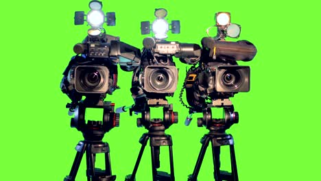 tres cámaras de video.