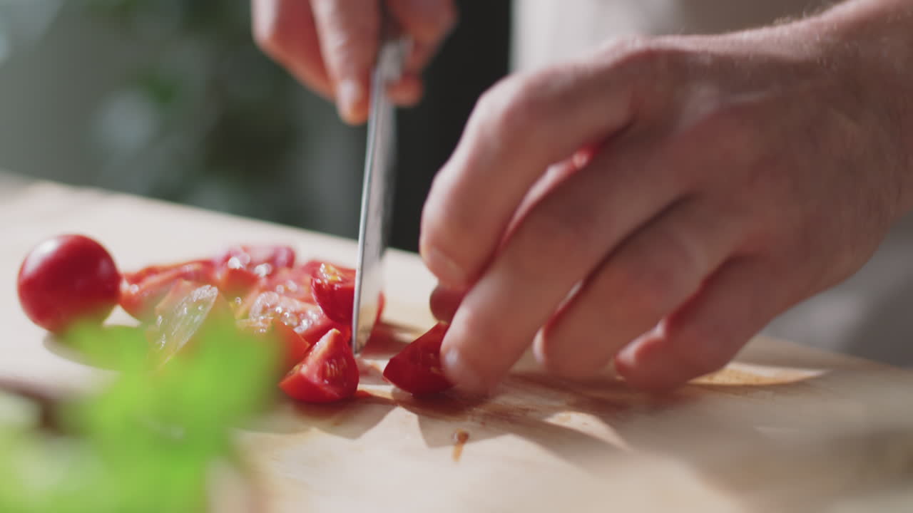 셰프가 토마토를 개
