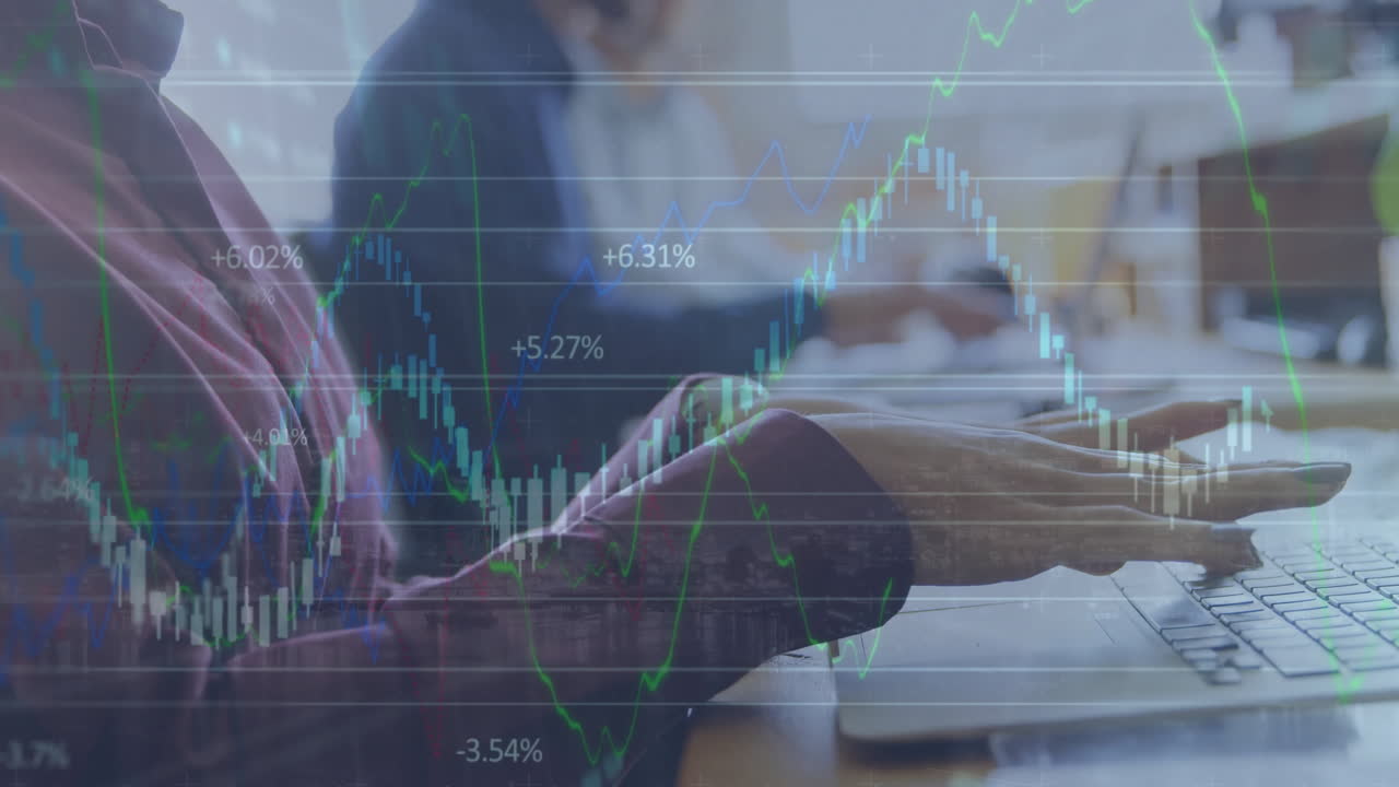 animación de gráficos que se mueven sobre las manos de una mujer de negocios caucásica escribiendo en el teclado en la oficina