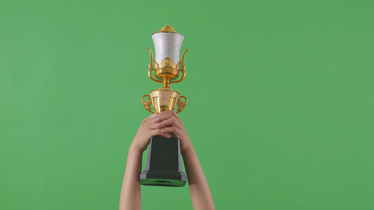 manos con un trofeo