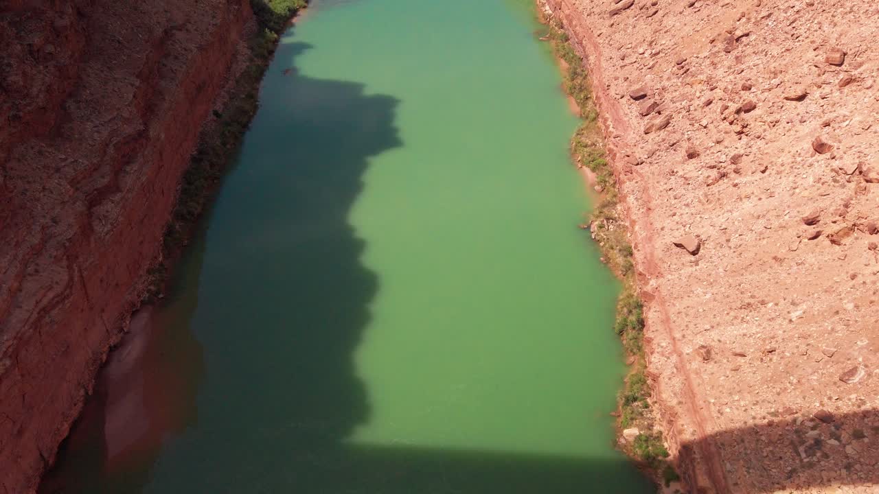 tiro inclinado sobre el río colorado para revelar el puente navajo en la desembocadura del gran cañón