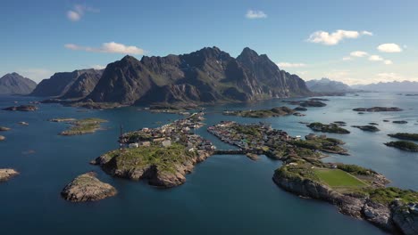 henningsvaer lofoten es un archipiélago en el condado de nordland, noruega.