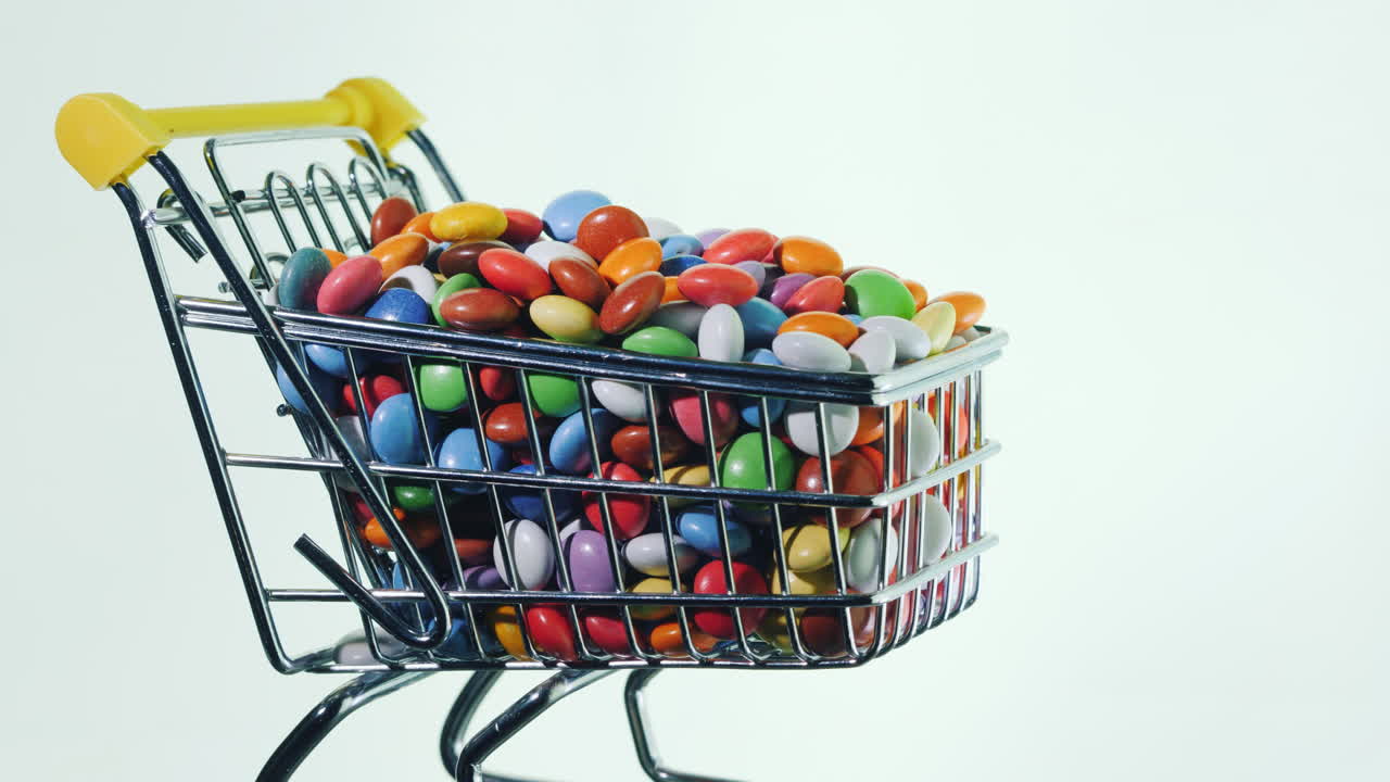 dulces en un carrito de compras en un video de 4k de fondo negro