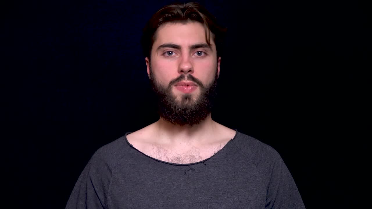 Uomo con la barba che sorride