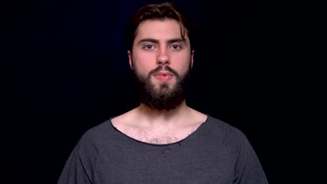 hombre con barba sonriente