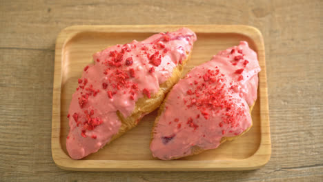 croissant con salsa de chocolate y fresas