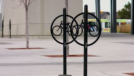poste de estacionamiento de bicicletas en la plaza