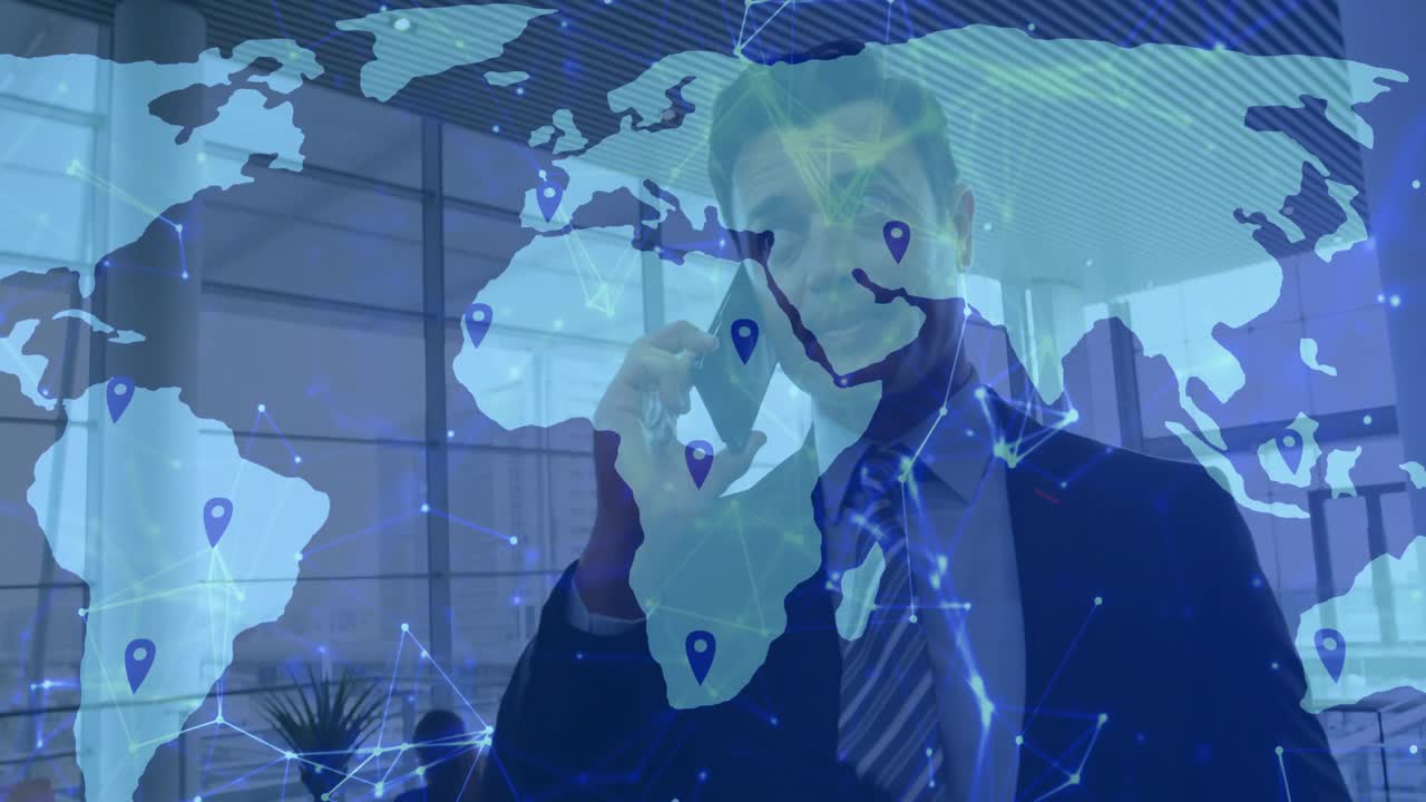 Uomo d'affari asiatico che entra nella lounge dell'ufficio usando lo smartphone, animando una mappa di rete sovrapposta sul vetro.