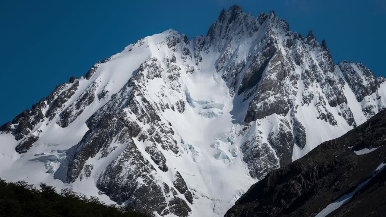 timelapse punta puma glaciar cumbre de la montaña en la patagonia, chile