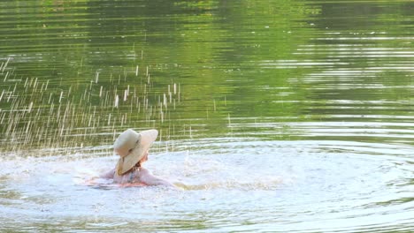 frau in badeanzug und strohhut schwebt mit einem aufblasbaren kreis in einem see-fluss-teich. mädchen ruht auf einem schwimmring in einem pool mit blauem wasser. konzept von reisen, urlaub, wochenenden, ferien, entspannung in der natur, ruhe, erholung