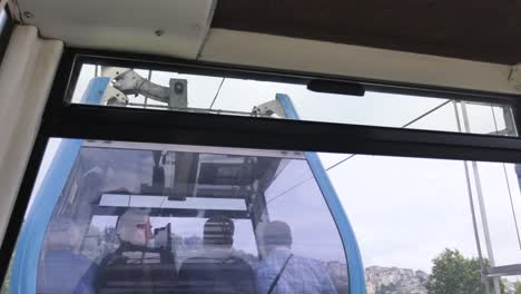 paseo en teleférico con pasajeros