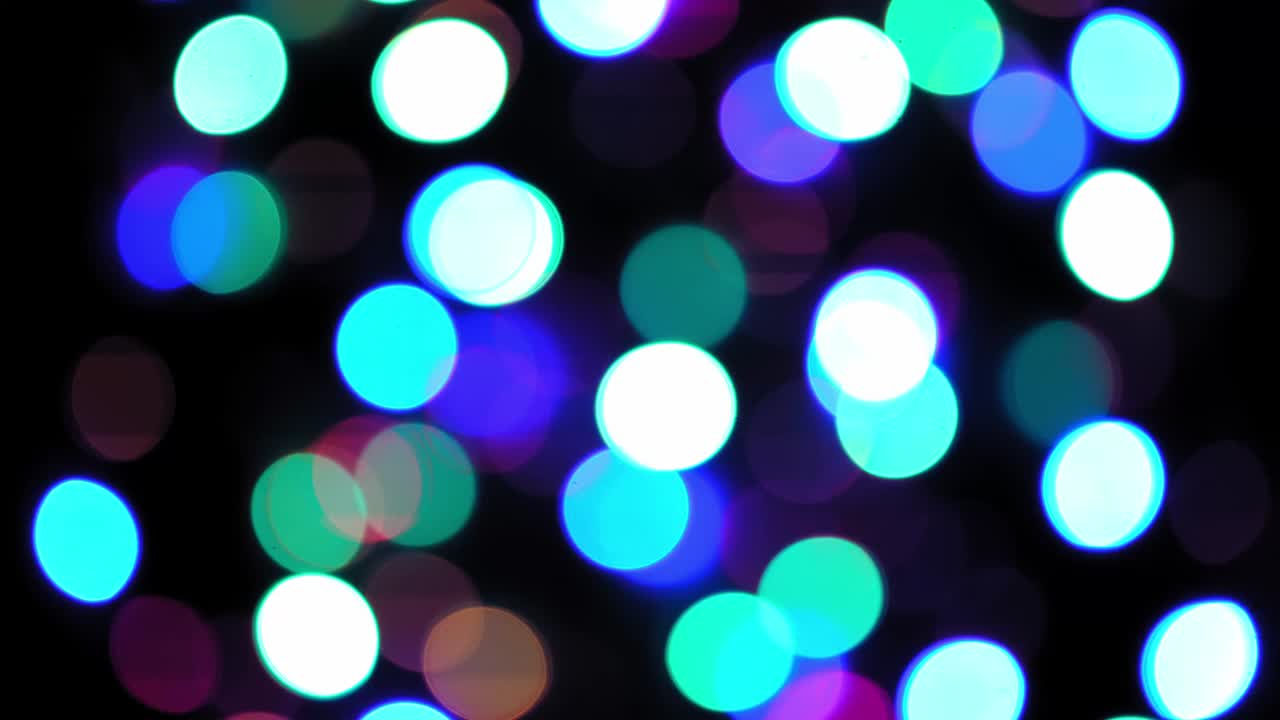 4k. estado de ánimo navideño, luces multicolores redondas y desenfocadas. hermoso salvapantallas de año nuevo. feliz felicitación navideña. fondo abstracto de guirnaldas brillantes por la noche. guirnalda navideña