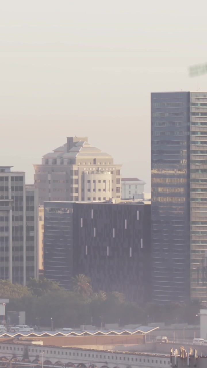 Animación de números crecientes sobre edificios contra un cielo despejado.