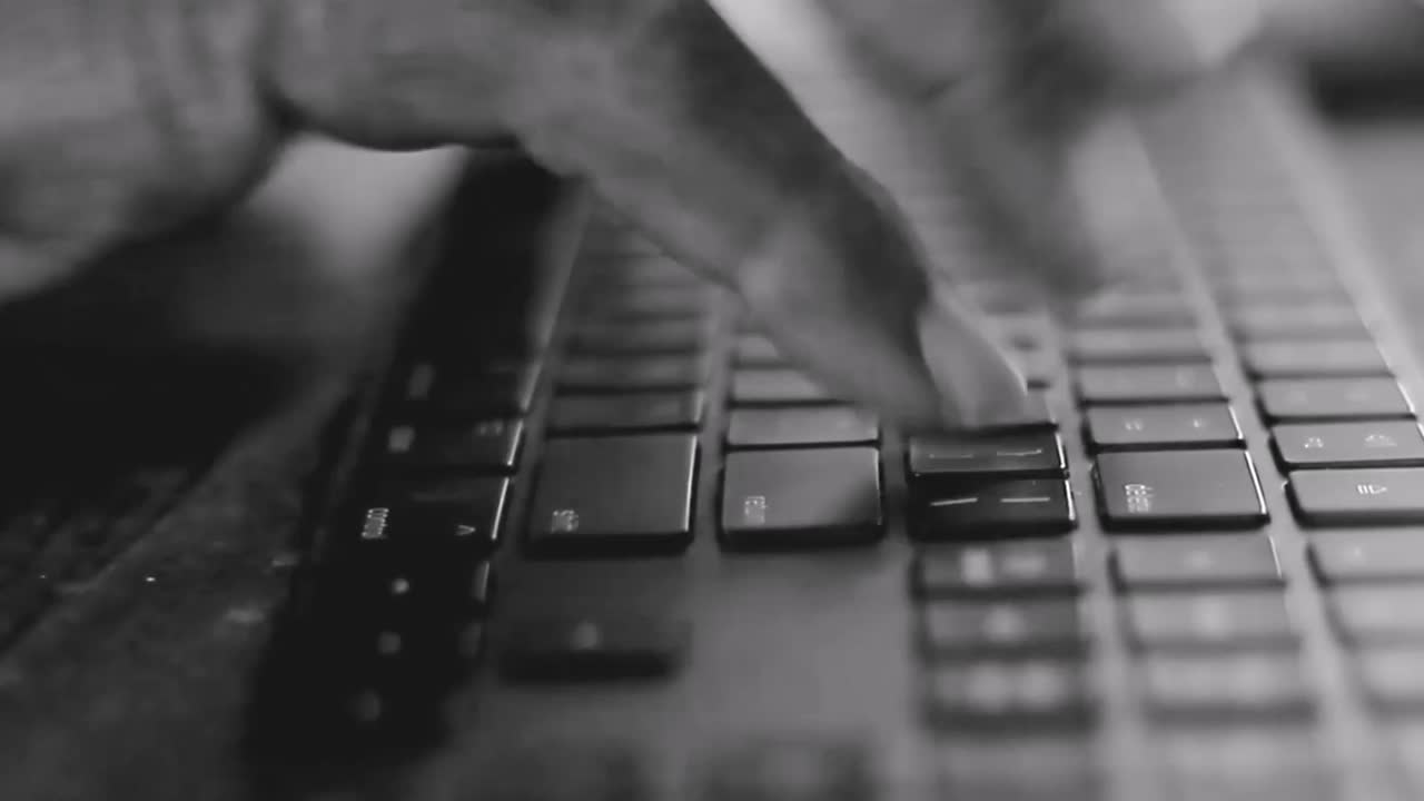 사무실에서 노트북 키보드로 타이핑하는 사람들이 집에서 작업하는 사람들과 스 ⁇  비디오 스 ⁇  영상