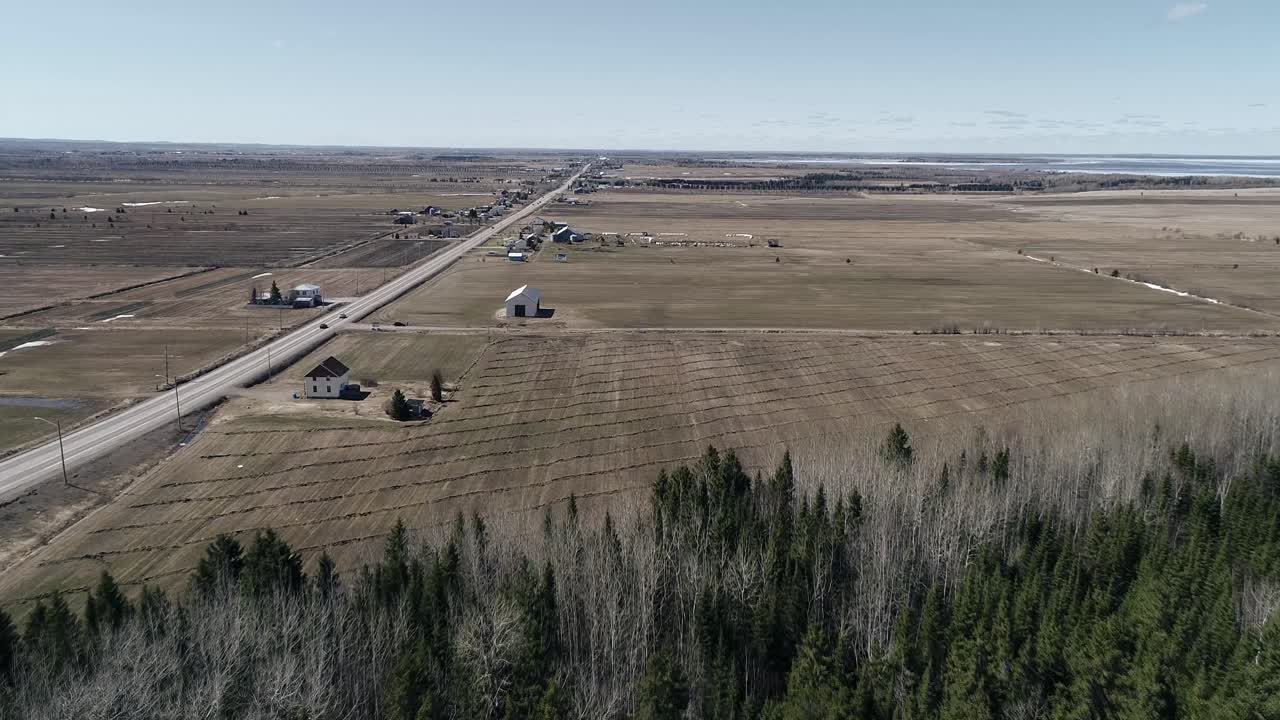 вид на фермерские поля весной в квебеке