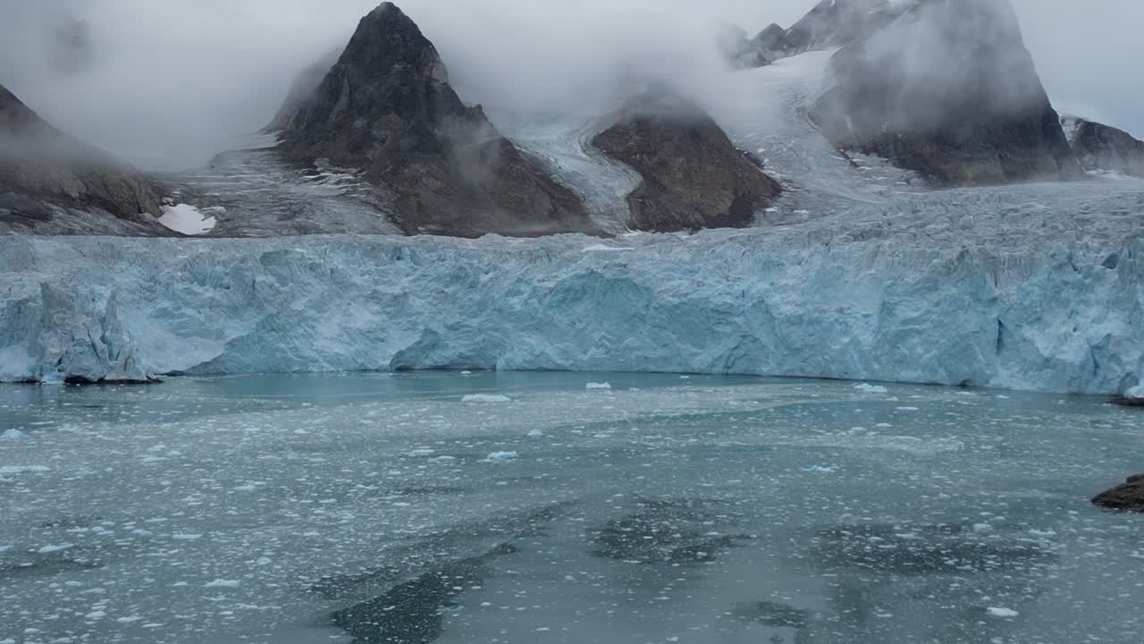 지난 9월 보트 탐험 중 스발바르 군도의 북쪽 해안선을 따라 빙하가 닫혔습니다.