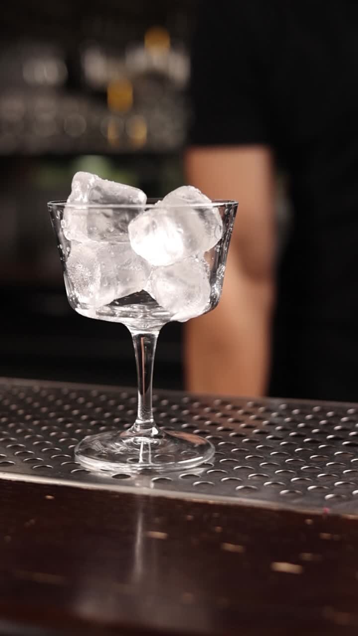 Preparazione di cocktail con cubetti di ghiaccio